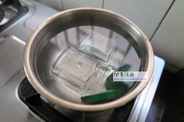準備兩個玻璃空瓶，滾水消毒，烘乾備用