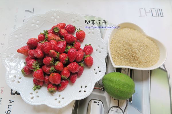 [草莓醬]備料，檸檬先榨汁