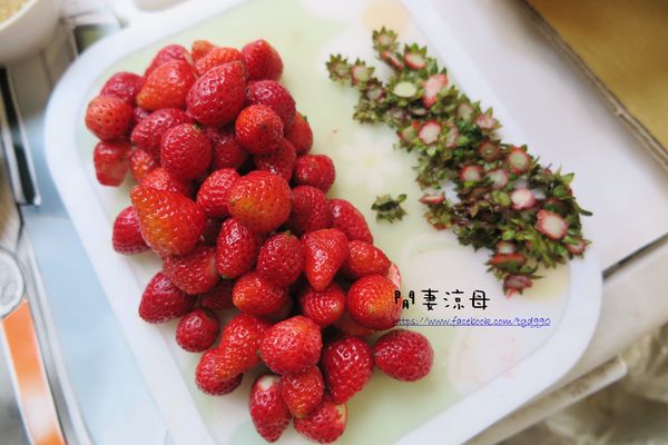 草莓洗淨後，擦乾去除蒂頭