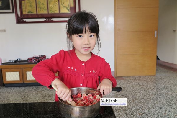 把[草莓醬]的材料全部拌在一起