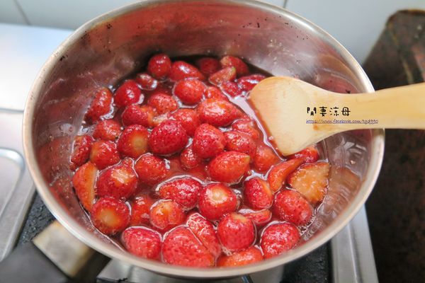 兩個小時後，小火熬煮，把小泡撈除，煮十分鐘熄火放涼。放涼後蓋上鍋蓋靜置到隔天早上。
ps:如晚上熬煮,就放到隔天早上。