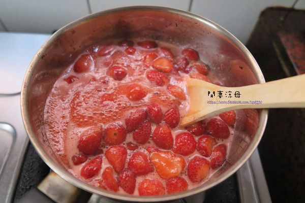 隔天早上再次將果醬煮滾