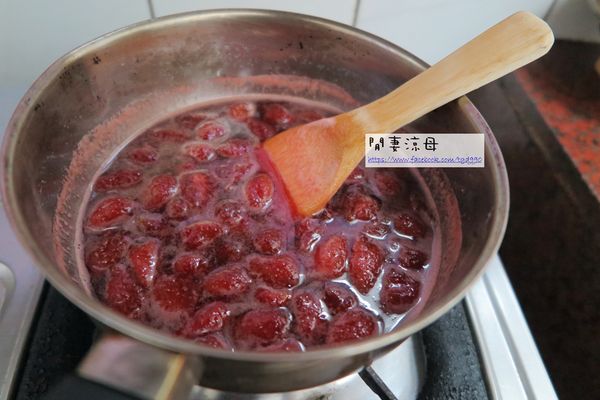 繼續用小火熬煮果醬汁,煮約醬汁濃縮至一半。