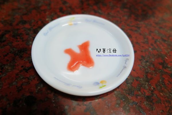 用小湯匙將果醬汁在盤子裡劃出一道,即可確定果醬是否完成。