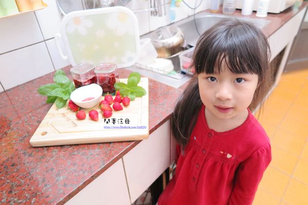 趁熱將把煮好的草莓果醬,裝在預先消毒好的空瓶裡，蓋上蓋子做倒扣,即可達到真空狀態,放置冷卻後就完成。