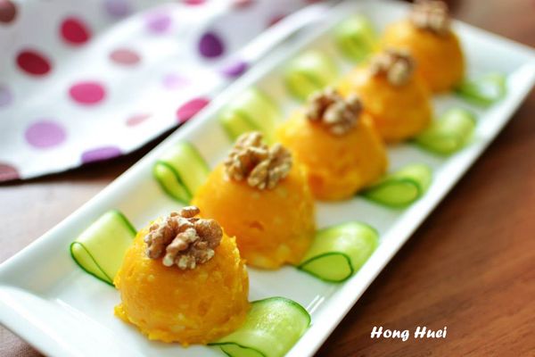 稍微冰凝固後用冰淇淋勺子挖出球狀放置盤上，小黃瓜用刨刀刨片擺盤如圖，核桃放在上方如圖即完成。