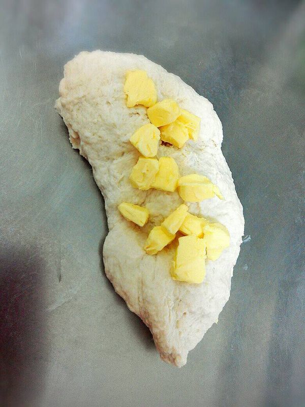 之後再將已經切成小塊的奶油搓揉進麵糰(可分批次搓揉進麵糰)