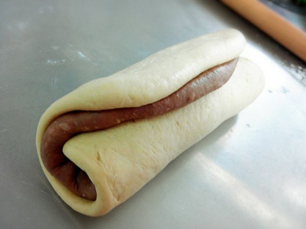 將麵團捲起來,放入12兩吐司模中,進行二次發酵