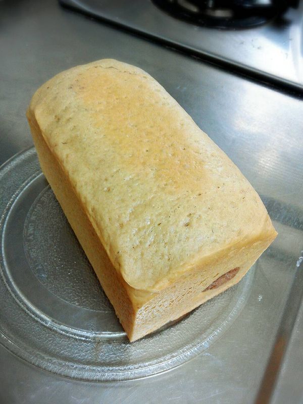 時間到後法上將吐司從烤箱中拿出來,進行脫模,放涼後即可切片食用(切記吐司要放量候用麵包裝用刀切片才好看)