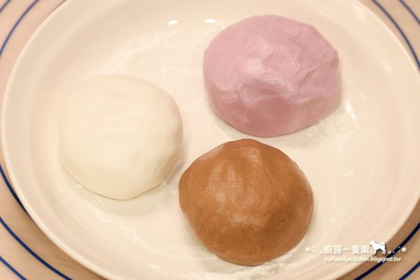 將三種顏色的糯米團分別混合，搓揉成不太黏手的粉團。（水要慢慢加入，如果糯米糰已經成型，水就不要再加了)