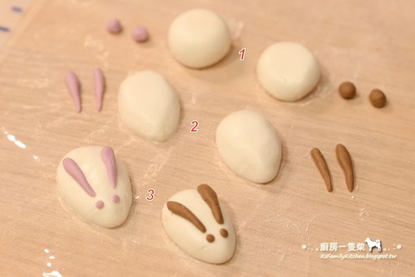 【兔子湯圓】做法：
① 白色糯米團搓成圓球狀，咖啡色/紫色糯米團搓成小圓球狀。
② 再將白糯米團捏成一頭尖尖的水滴形，作為小兔子的身體；咖啡色/紫色糯米團則搓成細長的水滴形，作為兔子耳朵。
③ 組合兔子身體+耳朵，再搓兩個迷你的小點當作眼睛，就完成可愛的兔子湯圓。