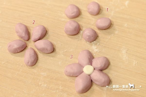 【櫻花湯圓】做法：
① 紫色糯米團搓成均等的5個小圓球。
② 5個小圓球再分別捏成一頭尖尖的水滴形，作為花瓣。
③ 水滴型的花瓣往中間靠攏，中心再黏上一小球白色糯米團做花蕊，拼成花朵形狀。