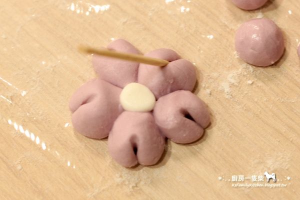 ④ 如圖所示，以牙籤從每朵花瓣的外圍往內壓出櫻花形。