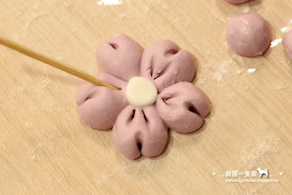 ⑤ 再如圖示，從每朵花瓣的中心處往外，左右各壓出兩道刻痕。(壓得稍深一些，以免下水煮膨脹後壓痕消失）