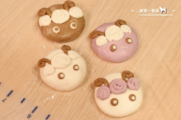 【小羊湯圓】做法：
① 糯米團搓成圓球後稍微壓扁，作為「小羊臉」。
② 取少量不同色的糯米團，搓成細長條狀後再繞成螺旋形擺上，作為小羊的「捲捲瀏海」。
③ 取少量咖啡色糯米團搓成細長條狀後，從一端稍捲起，作為「羊角」黏上。

④ 再以白色/咖啡色糯米團搓成小圓點上，作為圓滾滾的「小羊眼睛」即可。