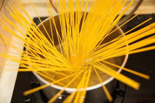 水煮開，加入鹽與橄欖油後，將義大利麵下鍋水煮至八分熟。