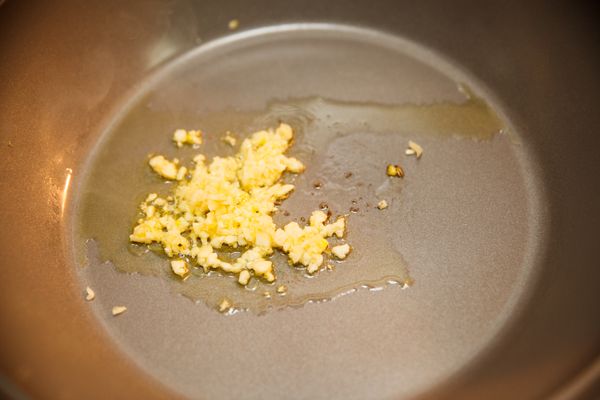 起油鍋，將大蒜爆香。