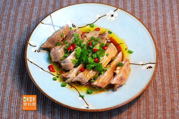 將放涼的雞腿排切好，淋入[醬料]，撒上蔥花、香菜、紅辣椒，即可上桌。