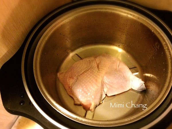 薑片鋪在內鍋底，將去骨雞腿排放入電鍋內鍋，加入酒，蓋上內蓋，鍋外放1米杯水，蒸至完成取出放涼。