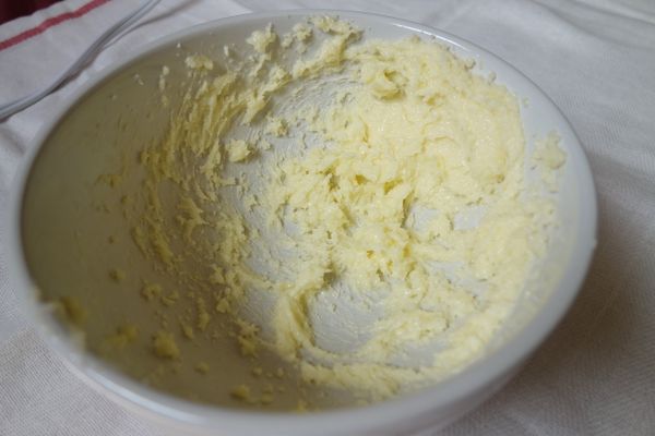 打發奶油和砂糖至少2分鐘，要讓它蓬鬆，顏色變淡，接著加入蛋:一次加一個，攪拌均勻後再加下一個