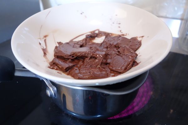 隔水加熱來融化巧克力，融化後放涼冷卻