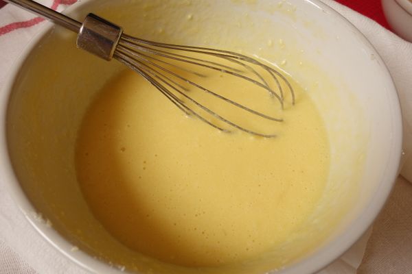 接著加入麵粉和鹽，攪拌均勻