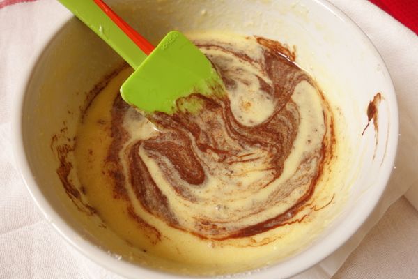 最後加入融化的巧克力，攪拌均勻，就是巧克力蛋糕糊