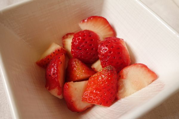 草莓平均切塊 (如果是小顆的就對半切，大顆的則切成三等份)