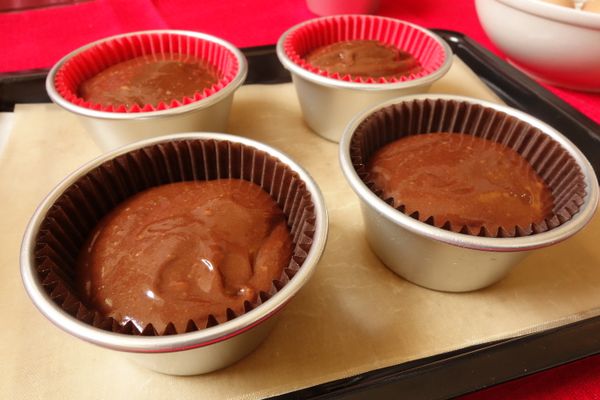 再用巧克力蛋糕糊蓋過草莓，總高度大約到模的3/4。
烤箱205度C預熱15分鐘後，將蛋糕送進去烤10~11分鐘，烤到蛋糕表面失去光澤即可