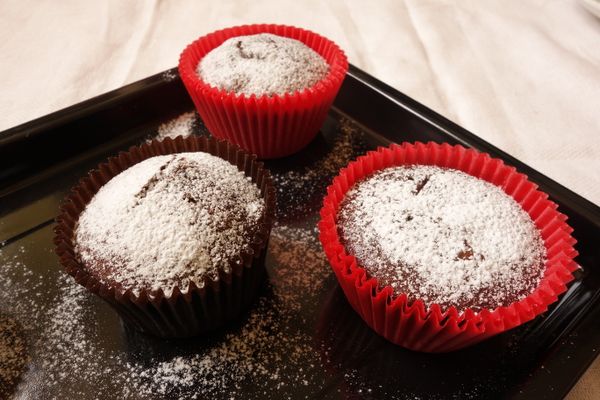 趁熱的時後灑上糖粉，立即品嚐巧克力熔岩爆漿的美妙口感吧！