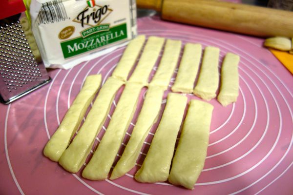 將麵團取出， 排氣、 滾圓、靜置10分鐘, 桿成長方形, 用刮板切成條狀 （如果用刀子切 會破壞揉麵墊哦）