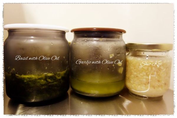 將麵團條輕輕地放到烤盤上，挖一小匙羅勒油 在麵團條上輕輕推開, 鋪上起司絲, 灑上些許鹽和巴西里粉