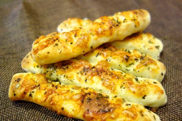 拿出烤盤，預熱烤箱，約溫度190-200度, 預熱完成後烤10-12分鐘,（若和我一樣是Panasonic NT-T59則不用預熱，直接開中火烤12～15分）有上色即可