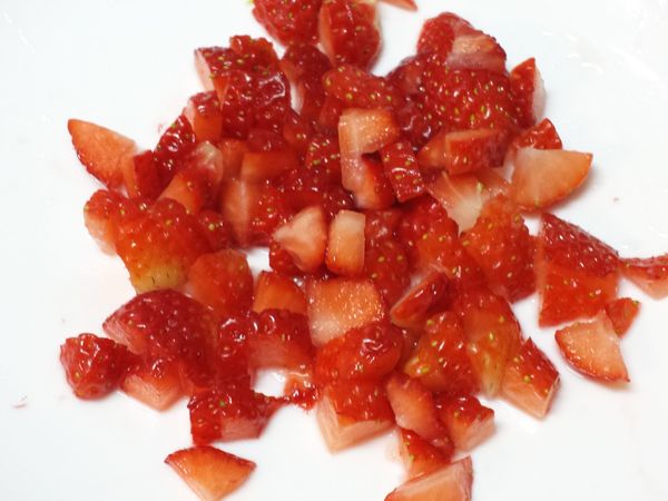 士多啤梨洗淨，切小粒備用。