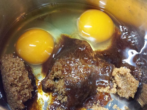 先將蛋及糖打至企身，約2分鐘。