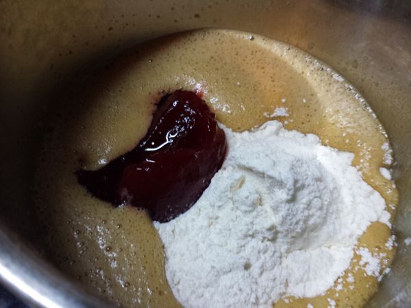 篩入自發粉及果醬拌勻。