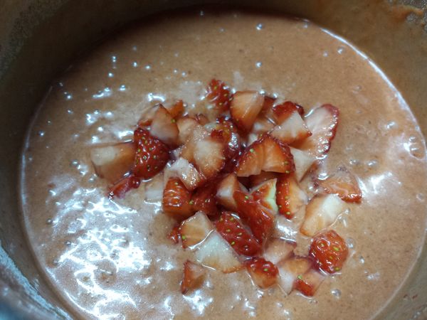 加入牛奶、牛油溶液及士多啤梨粒拌勻。