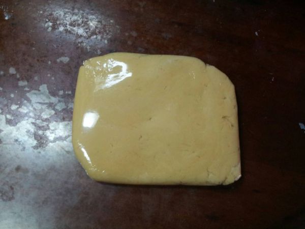 將奶油加入糖粉打發。分次加入蛋液。拌入過篩低筋麵粉、鹽巴混合成團。用包鮮膜包起，冰鎮30分鐘。