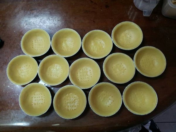 冰鎮後將麵團取出分成13份 (1份約20~25g，我使用直徑7.5公分模型) 完成後再塔皮底部戳小洞。