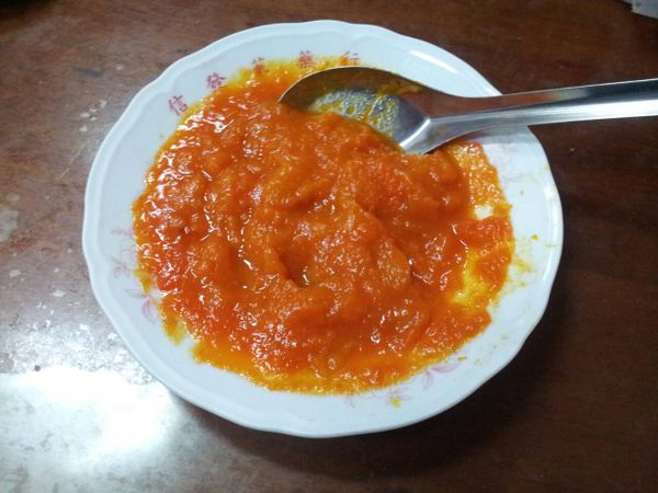 將南瓜去皮，電鍋蒸熟後，趁熱拌入糖、奶油混合。