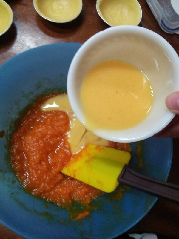 待降溫後，加入蛋液混合均勻，即可倒入塔皮中。
放入已預熱160度烤箱，烤約10~15分鐘，塔皮略為金黃即可。