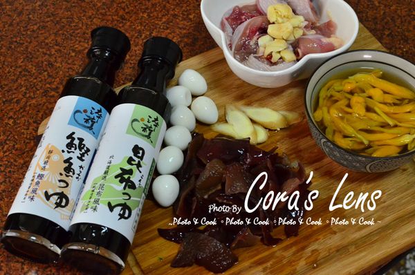 準備好所有的材料~ 包含一瓶【淬釀日式和風醬油露-北海道昆布】，金針泡水泡好，木耳切塊。★嚴選日本天然食材 ★日本純天然釀造工法 ★昆布鮮味飽滿，滋味鮮醇甘爽