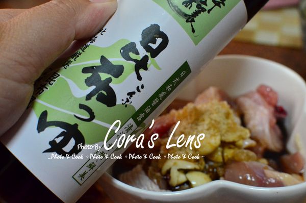 雞肉使用[醃雞肉料]，中包含兩大匙的【淬釀日式和風醬油露-北海道昆布】醃好，醃一小時使之入味。