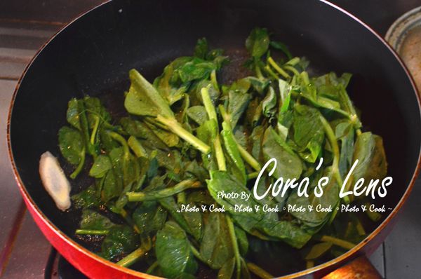 先炒豆苗~ 燒熱一匙油，加入鹽與酒快炒20秒，起鍋圍邊。