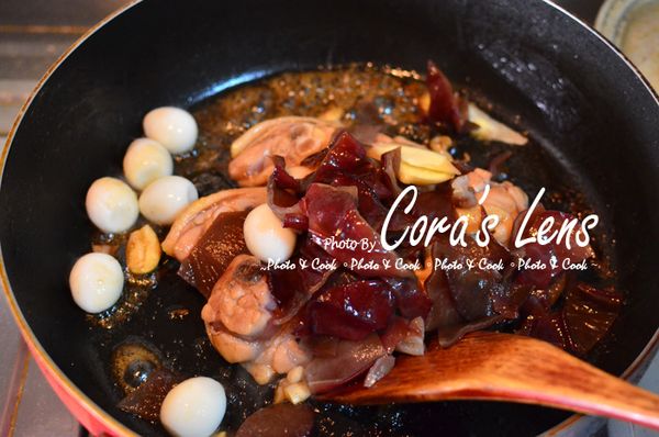 加入鳥蛋與木耳炒一下，炒一下，加入水200cc悶燒到微乾。中火微燒大約8分鐘。