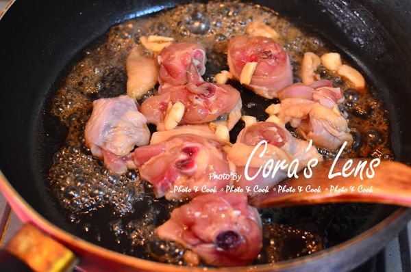 熱鍋燒一匙油，醃好的雞肉直接倒入鍋，煎熟~