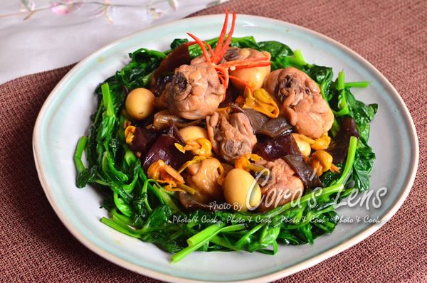 起鍋後，放入炒豆苗圍邊的盤中，即可。可以將小紅辣椒以中心剪開，泡水成小花裝飾。