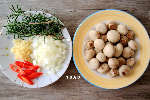 蘑菇用滾水汆燙去除生澀味備用。蒜切末、洋蔥切小丁、辣椒切片稍微去籽備用。