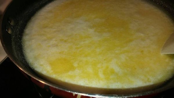 奶油+牛奶+鹽放入鍋中,大火加熱,直到奶油溶化,轉小火