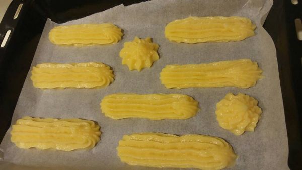 將麵糊放入擠花袋中,烤盤放入烘培紙,擠上想要的形狀
(間隔約1.5公分,泡芙會膨脹)